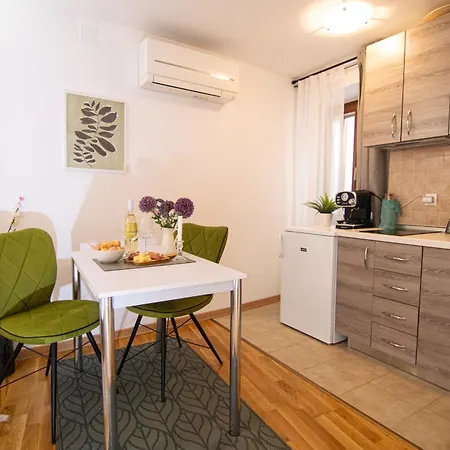 Malvazija 1 And 2 Apartman *