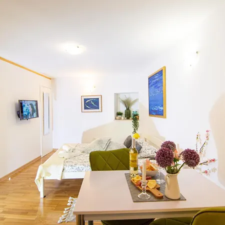 Apartment Malvazija 1 And 2 *